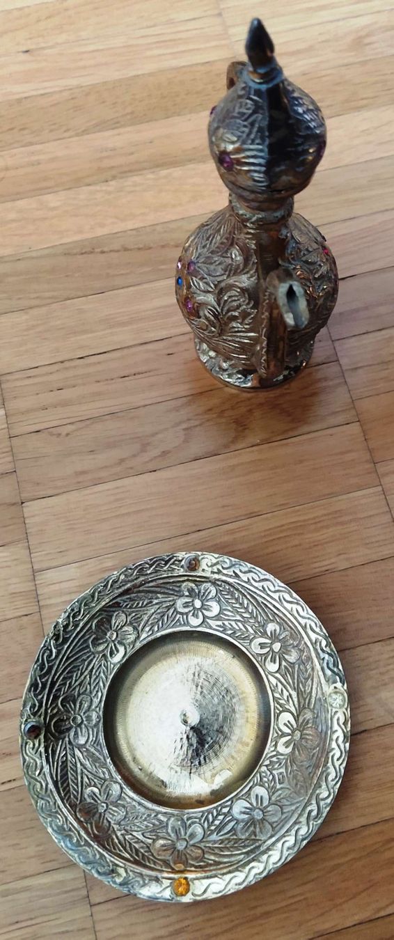 Caraffe: Karaffe / Krug mit Tablet aus Messing - Grösse 15.5 cm - – Nuovo (secondo la descrizione) da Zürich venduto da 1980ale 9