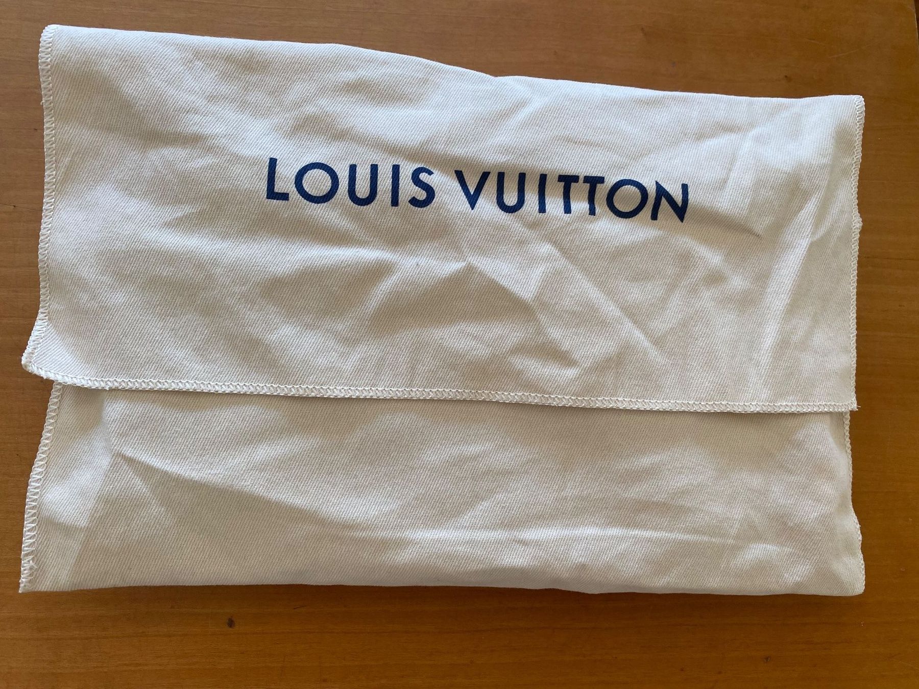 Louis Vuitton Taschen: Original Louis Vuitton Pochette schwarz – Neu (gemäss Beschreibung) aus Matten b. Interl von  7
