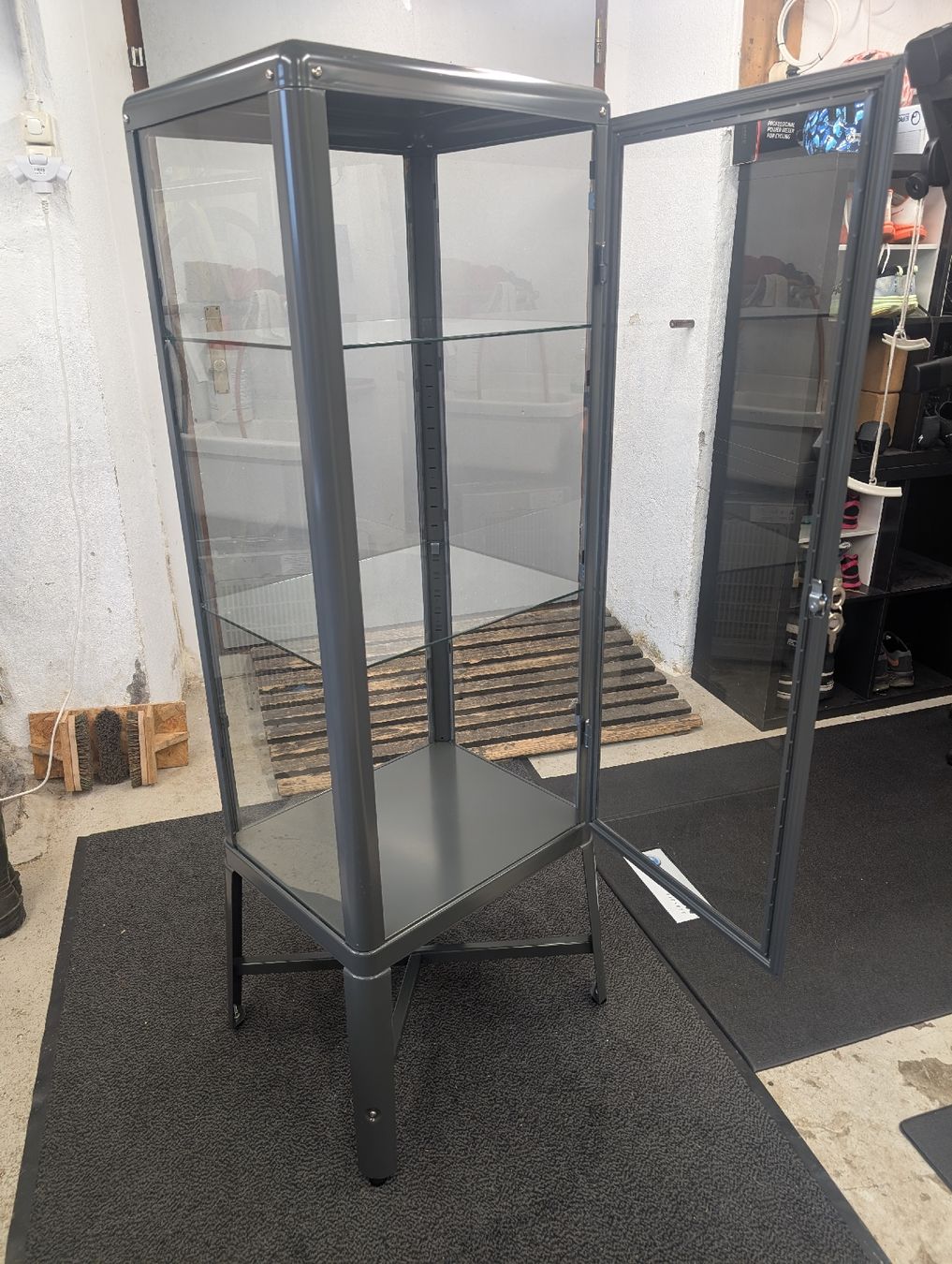 Ikea Vetrine: Vitrine Ikea "Fabrikör" grau – Usato da Galgenen venduto da Mattthemad 2