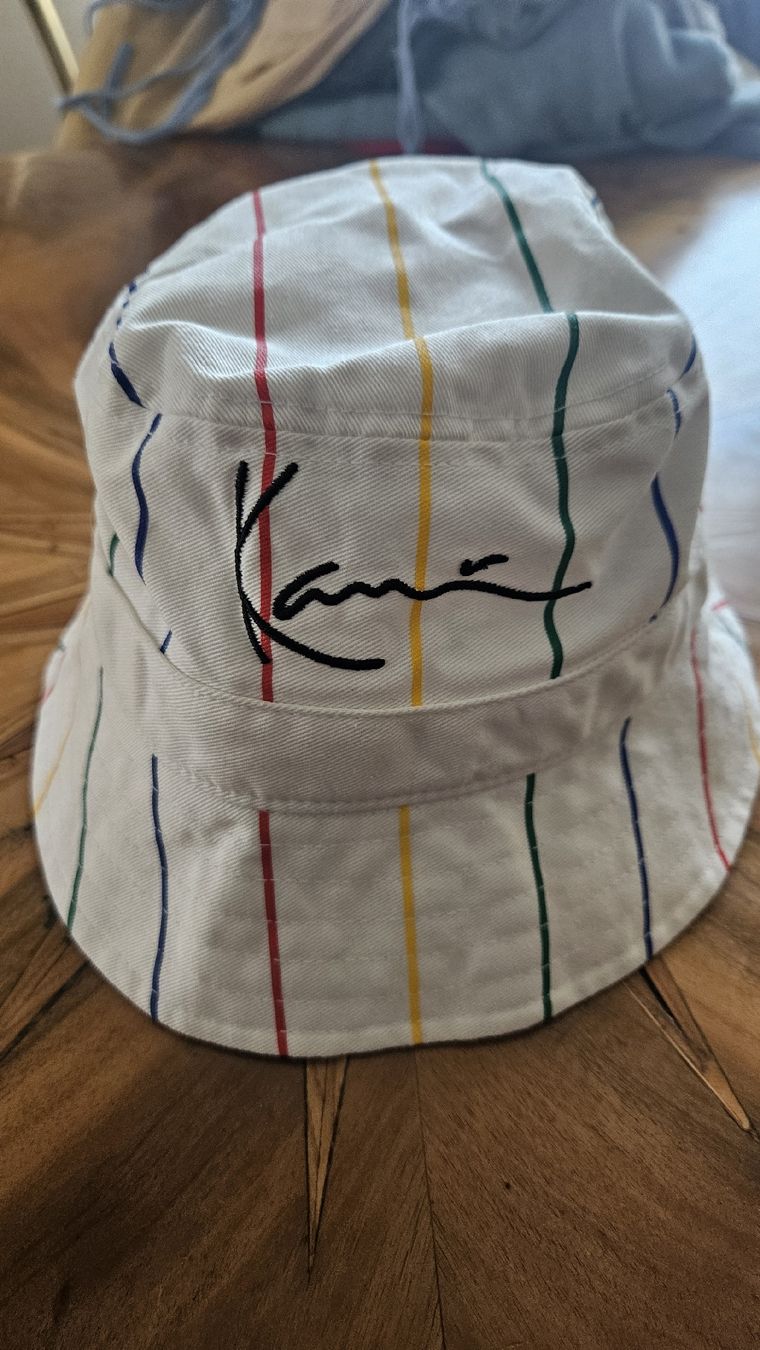Copricapi, berretti & cappellini: 3x Kani Bucket Hat div. Farben/Designs – Usato da Rapperswil SG venduto da liivea