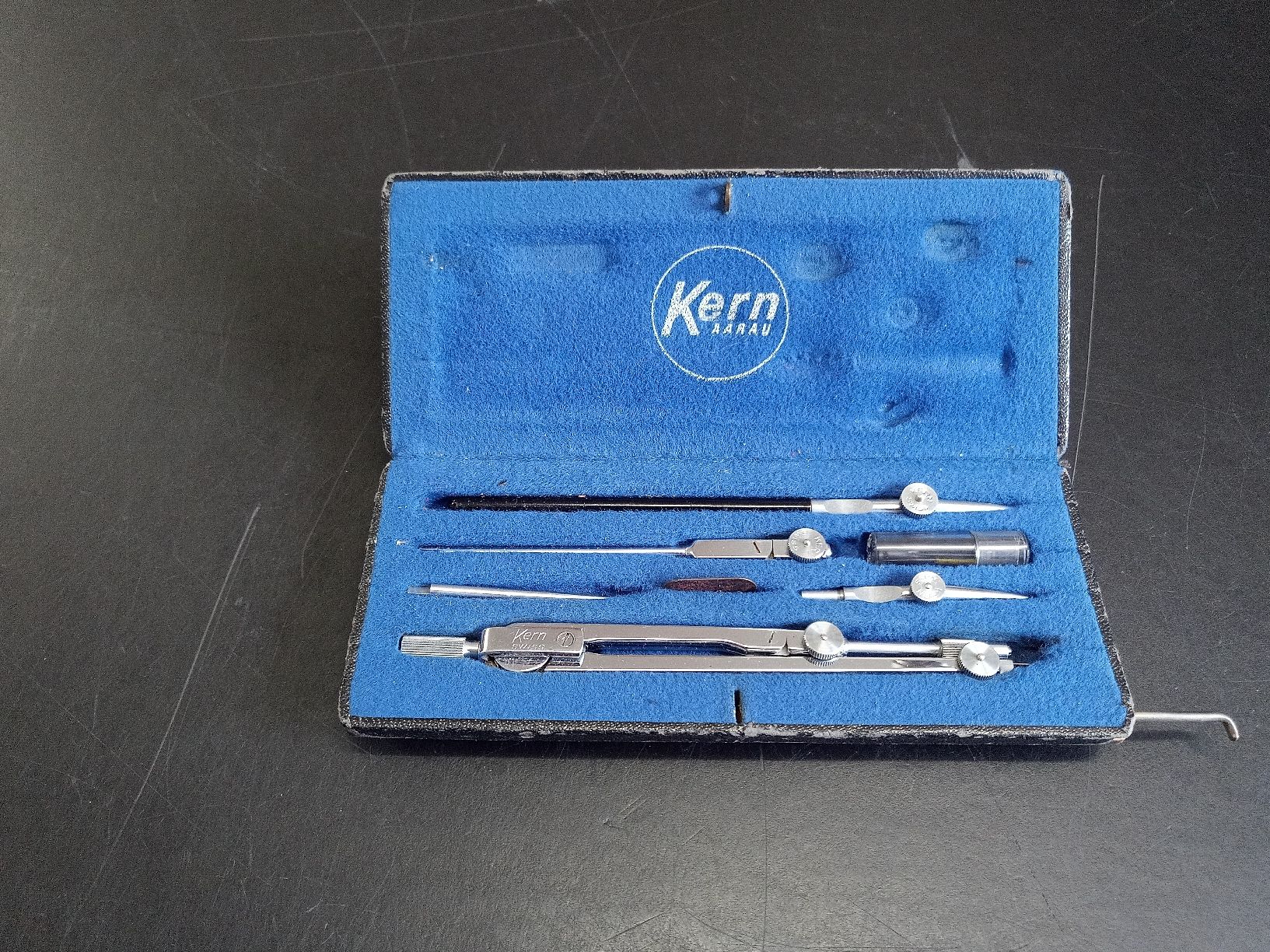 Compassi: Kern Aarau Zirkel Set mit Etui  – Usato da Reiden venduto da Zofi-Brocki 1