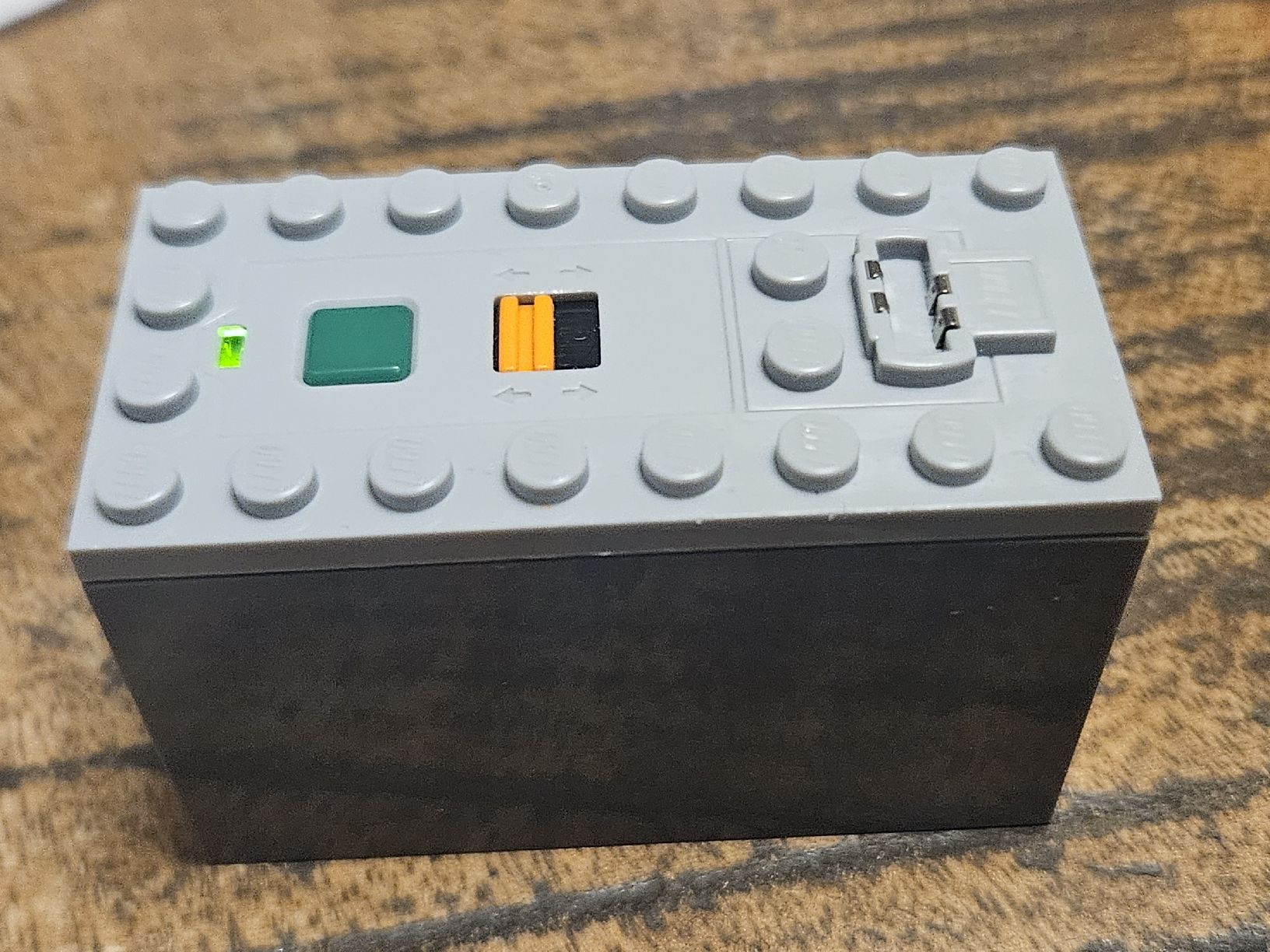 Lego Kit di costruzioni: lego Light Bluish Gray Electric 9V Battery Box – Usato da Confignon venduto da Ecrofigs