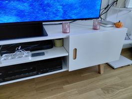 TV-Board weiss mit Holzfüssen in gutem Zustand