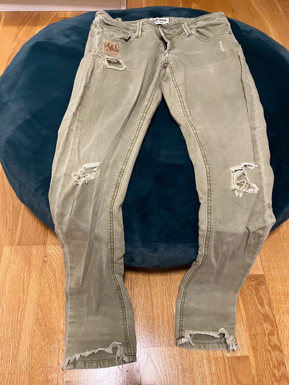 Tally Weijl Hosen: Hose Olivegrün, mit Löcher, Gr.40 – Gebraucht aus Arlesheim von Eli_77