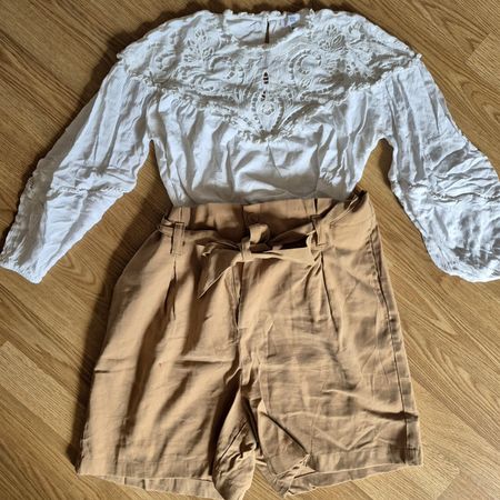 River Island Bluse mit Spitze mit beigen kurzen Hosen