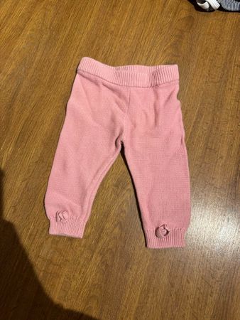 Pantalon rose tricoté pour bébé 6 à 9 mois