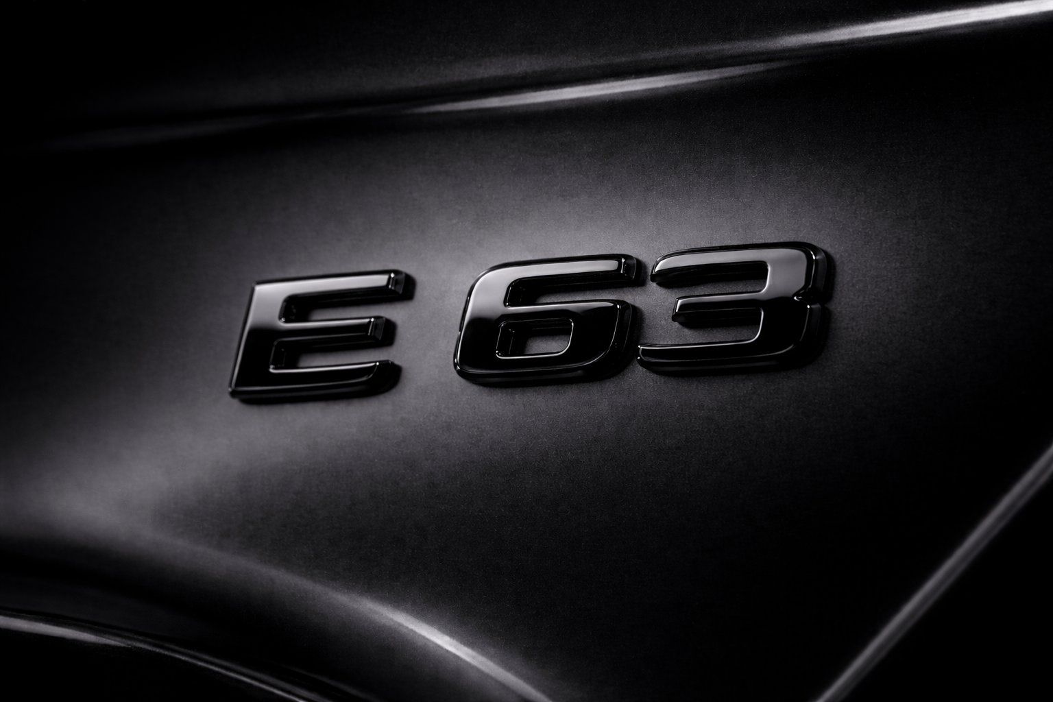 Mercedes-Benz Tutti pezzi di ricambio auto: Mercedes Emblem E63 in schwarz glanz – Nuovo e nell'imballaggio originale da Dietikon venduto da TTTuning
