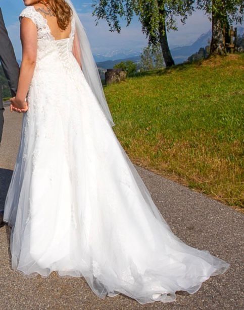 Vestiti: Wunderschönes Brautkleid mit Spitze, Gr. M – Usato da Olten venduto da hinterhof.olten 1