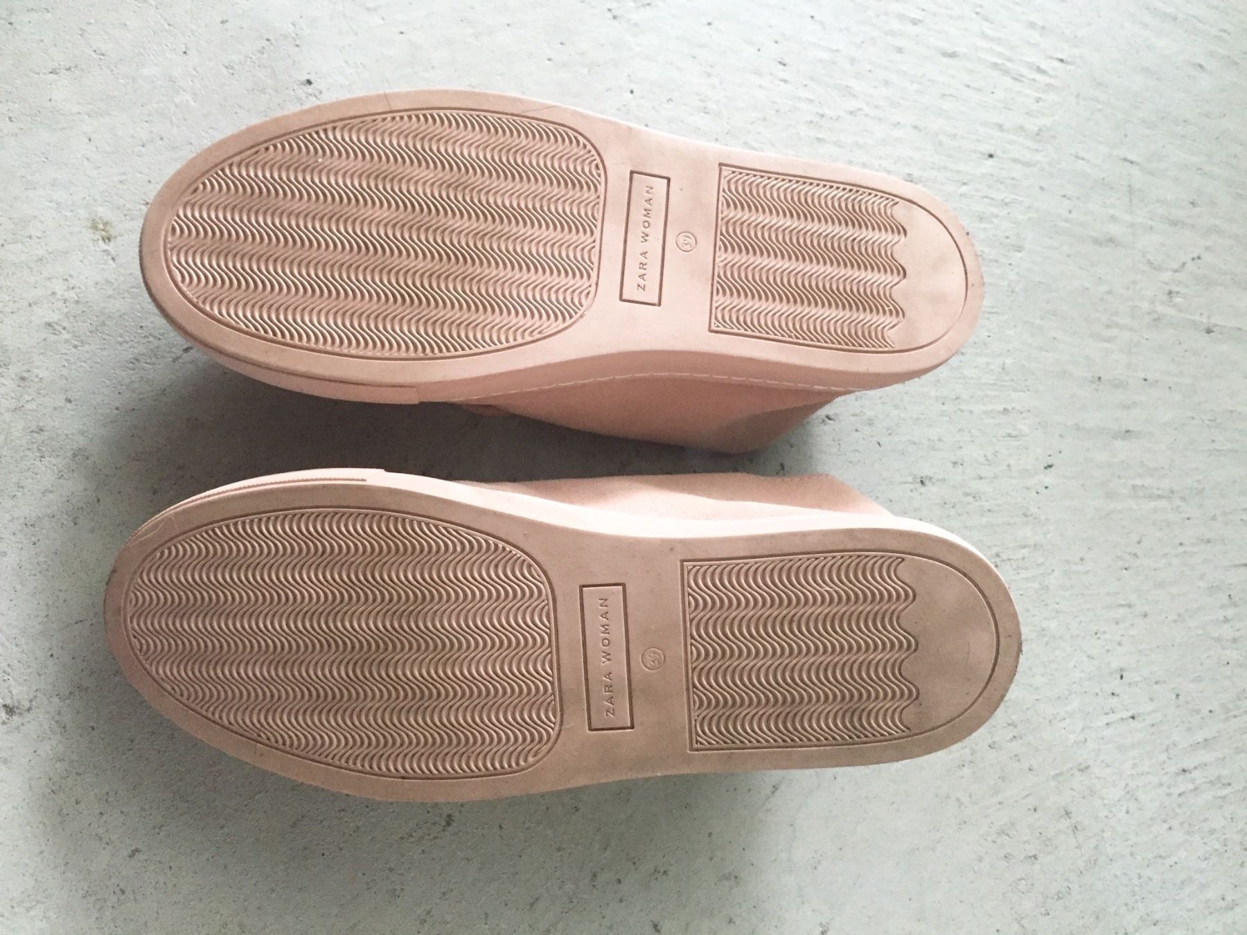 Scarpe da donna: Neuwertige Suede Sneaker Gr. 39 – Nuovo (secondo la descrizione) da Zürich venduto da Eves.vintage.element 2