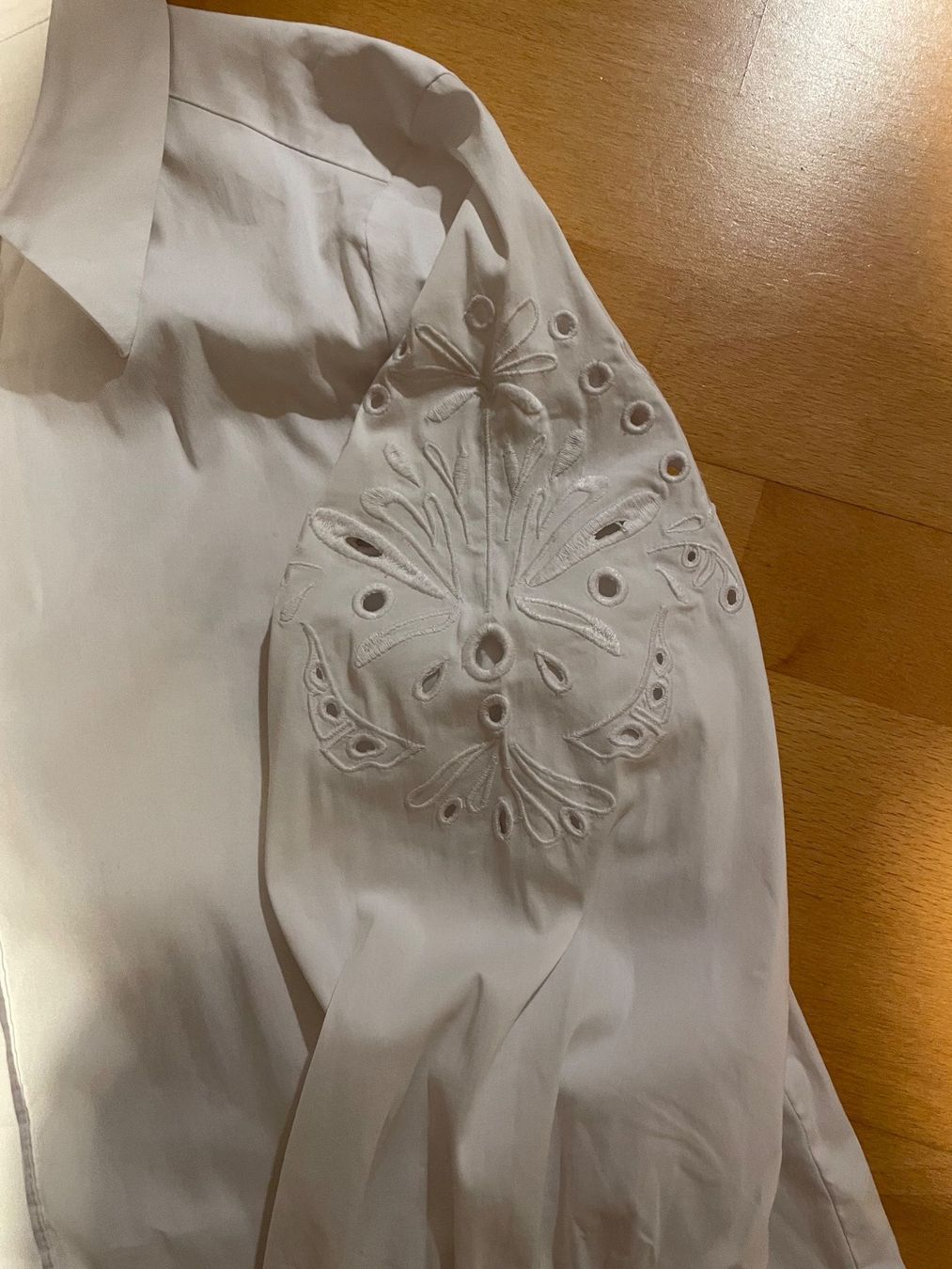 Comma Camicette: Verspielte weisse Bluse mit Cut Outs von Comma, Oversize, 34 – Usato da Hubersdorf venduto da JanasHeartTreasures 2
