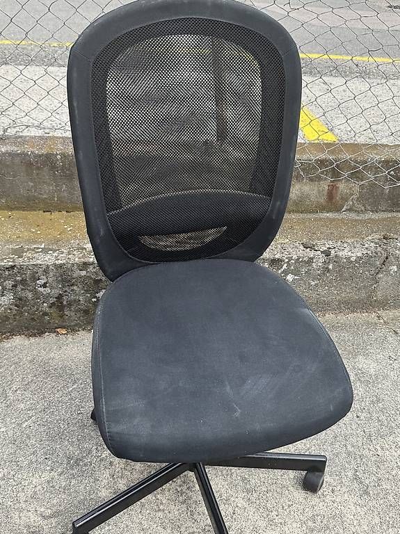Sedie: Chaise de bureau noire réglable – Usato da Bevaix venduto da mic_rdc7 1