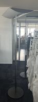 Design-Stehlampe mit geschwungenem Lampenschirm