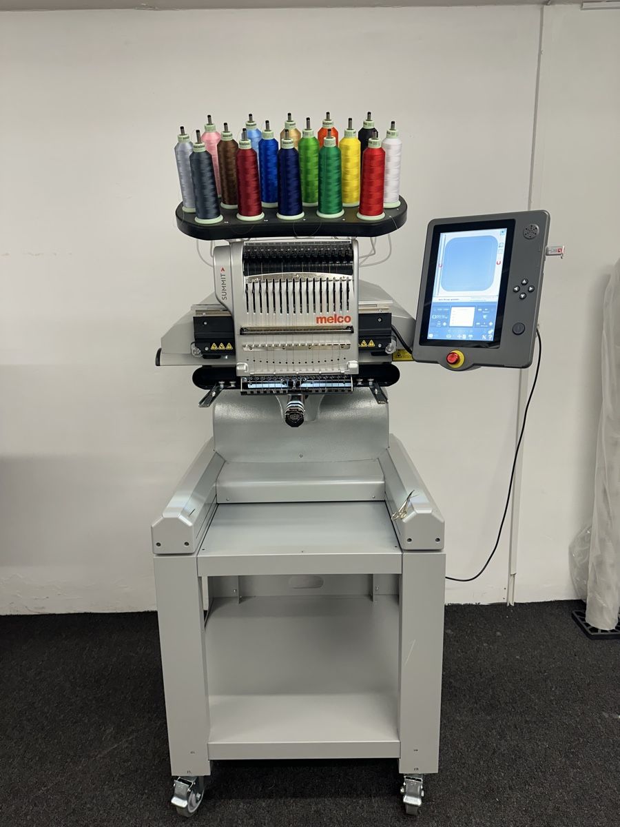 Melco Machines à coudre: Melco Summit Stickmaschine mit Restgarantie – D'occasion à Wil SG par erd_zml6