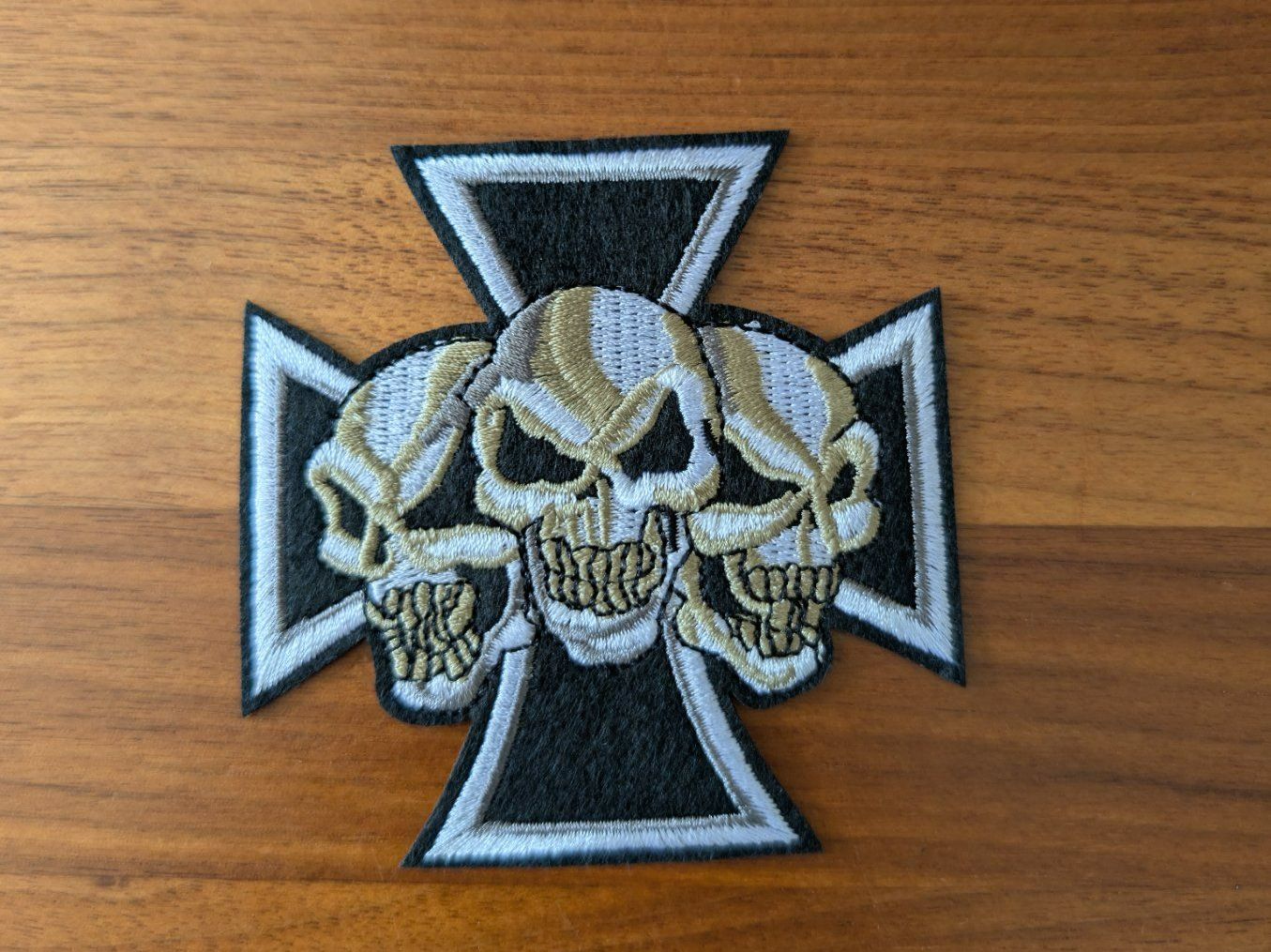 Toppe: Aufnäher Tatzenkreuz mit Skulls – Nuovo (secondo la descrizione) da Untervaz venduto da Mas1