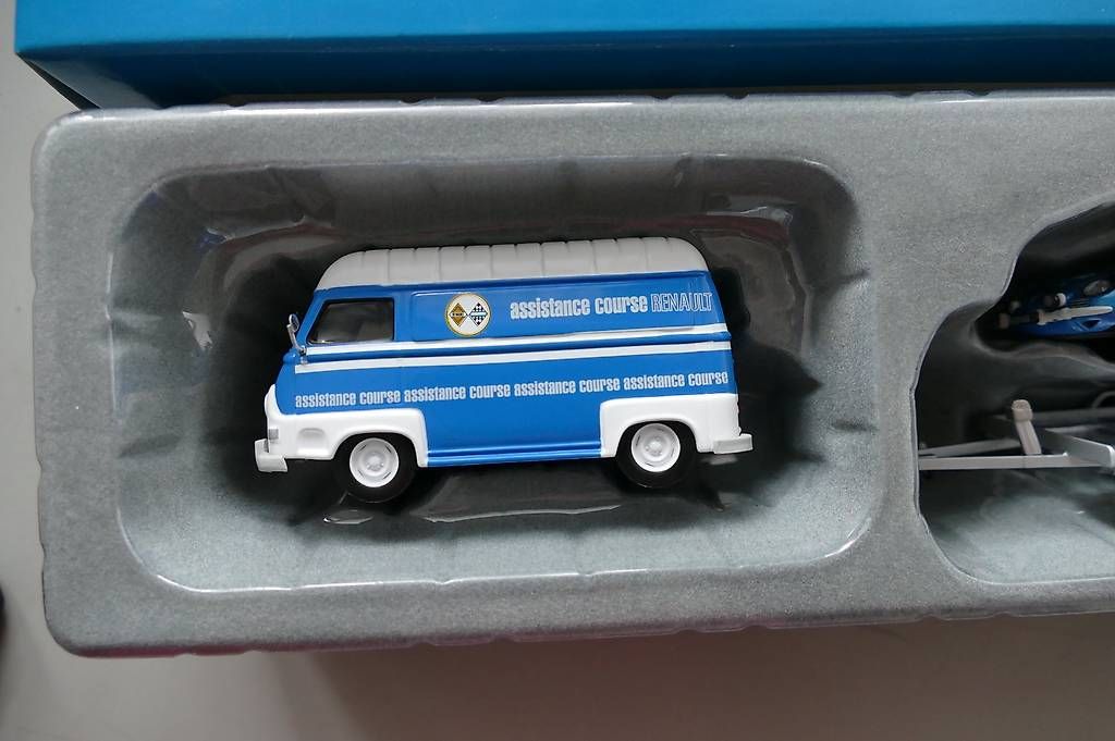 IXO Modellini d'auto: Renault Estafette Assistance mit Alpine Berlinnette A110 IXO – Usato da Zäziwil venduto da R1135 4