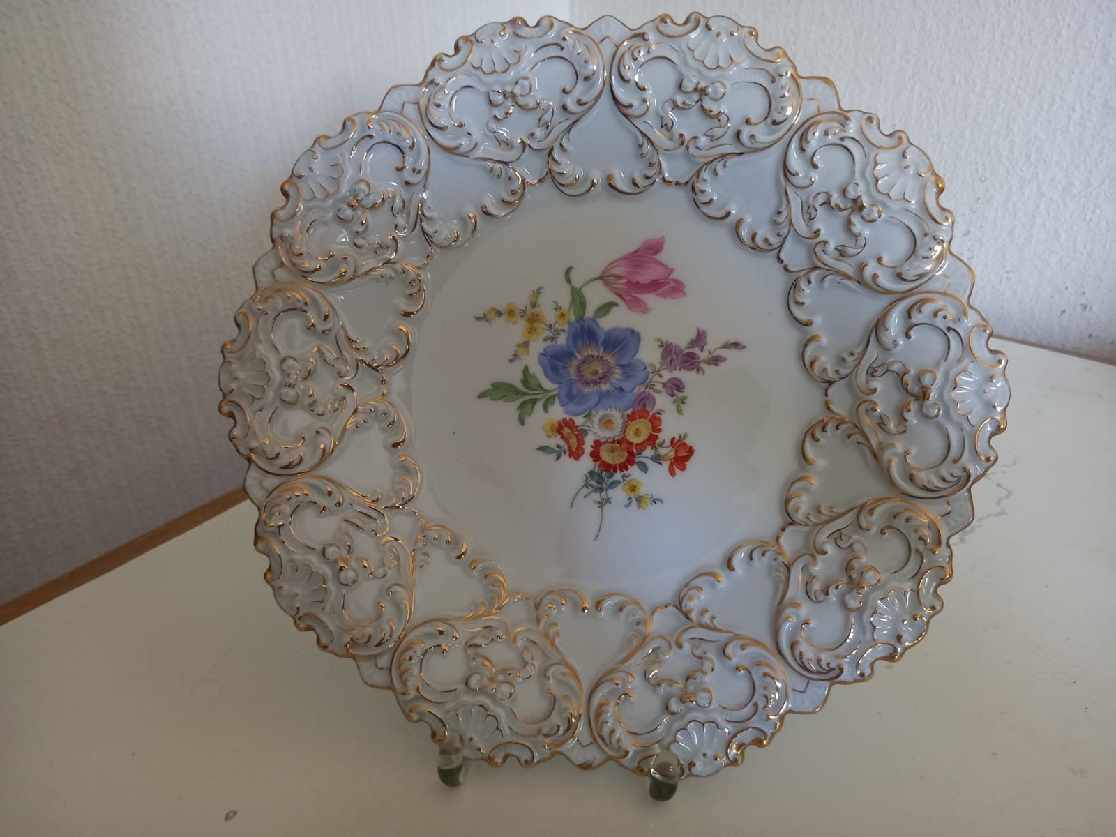 Piatti: Meissen Prunkteller Blumen Goldrand Relief – Usato da Aadorf venduto da Dext3r