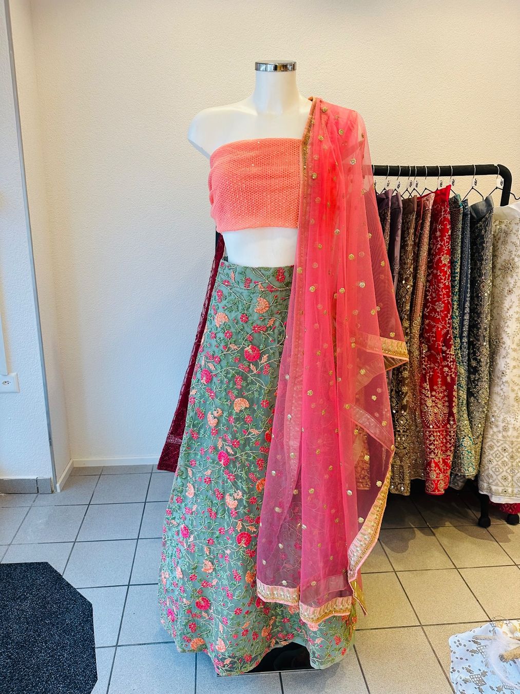 Vestiti: Elegantes Lehenga Choli Set – Nuovo e nell'imballaggio originale da Burgdorf venduto da LittleNora 1