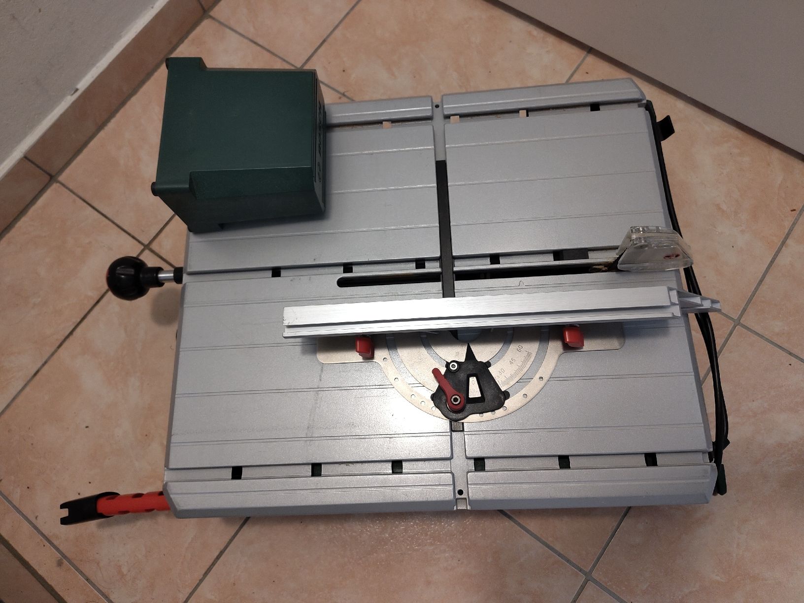 Bosch Seghe: Bosch AdvancedTableCut 52 Tischsäge - Top inkl. Sägeblatt – Usato da Bern venduto da rahel_ey 1