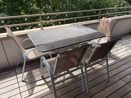 Gartenset: Robuster Streckmetall-Tisch & 4 bequeme Stühle