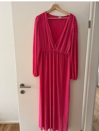 Robe longue plissée rose River Island