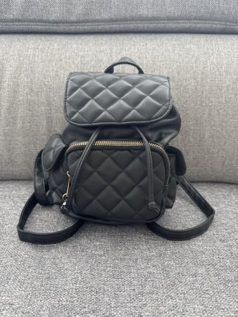 Un petit sac à dos matelassé noir. Très bon état!