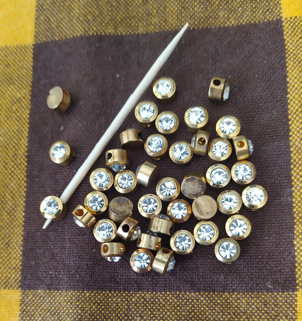 Pierres précieuses: 40 synthetische Schmucksteine mit Durchzug – Neuf (Voir description) à Chezard St-Martin par Loucail 1