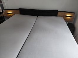 Bett mit angebauten Nachttischen (ohne Matrazen, Lattenrost)