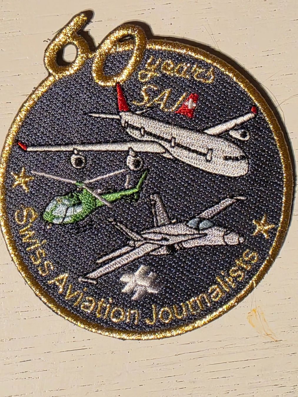Schweizer Armee Plaketten & Abzeichen: Luftwaffe Abzeichen Badge 60 Jahren SAJ – Neu (gemäss Beschreibung) aus Nyon von freetoys08