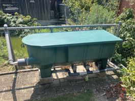 Teichfilter mit Filtermaterial und Pumpen