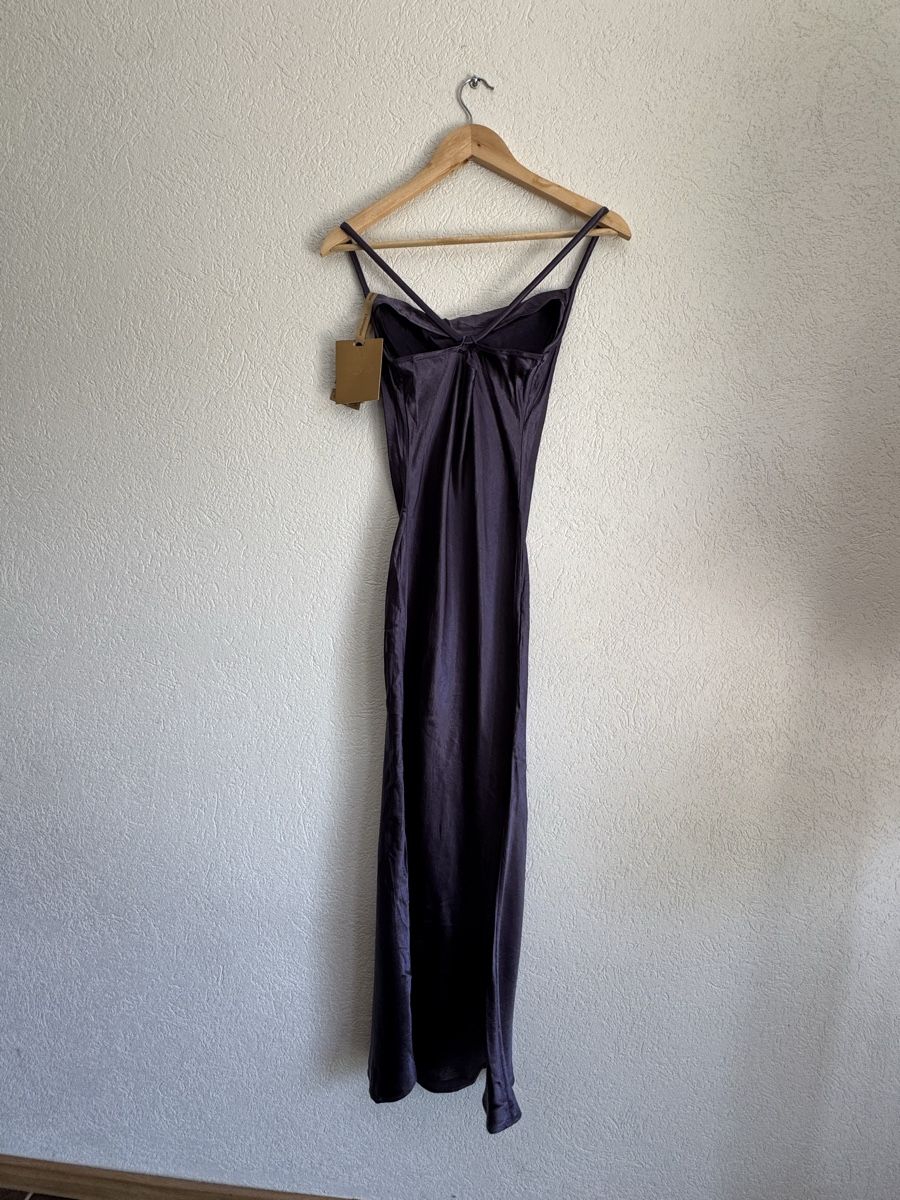 Vestiti: Langes, violettes Kleid, 100 % Acetat, Größe S/M – Nuovo e nell'imballaggio originale da Veyras venduto da ValClasse 5