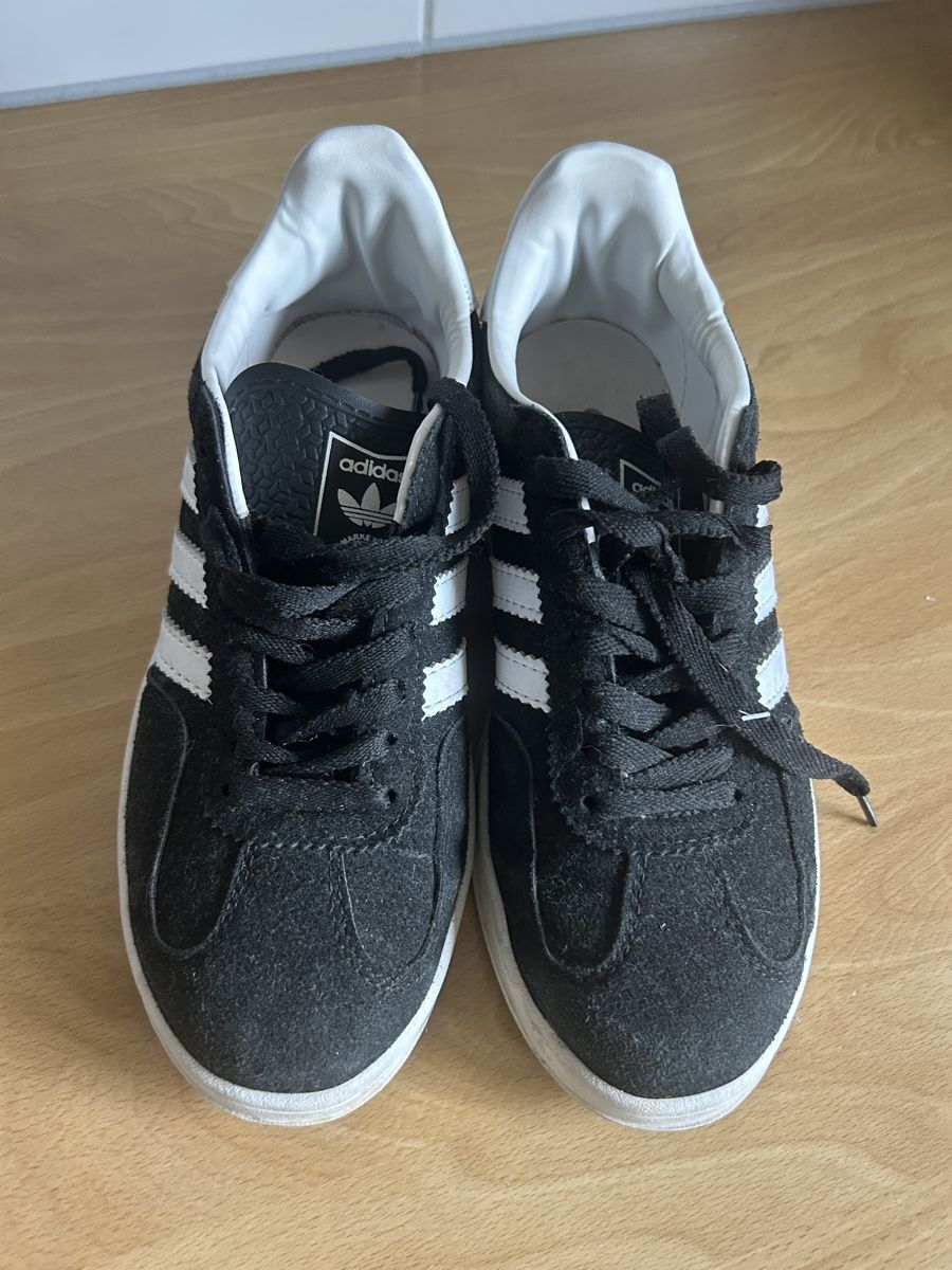 Adidas Damenschuhe: Adidas Sneaker – Gebraucht aus Richterswil von solisoli5