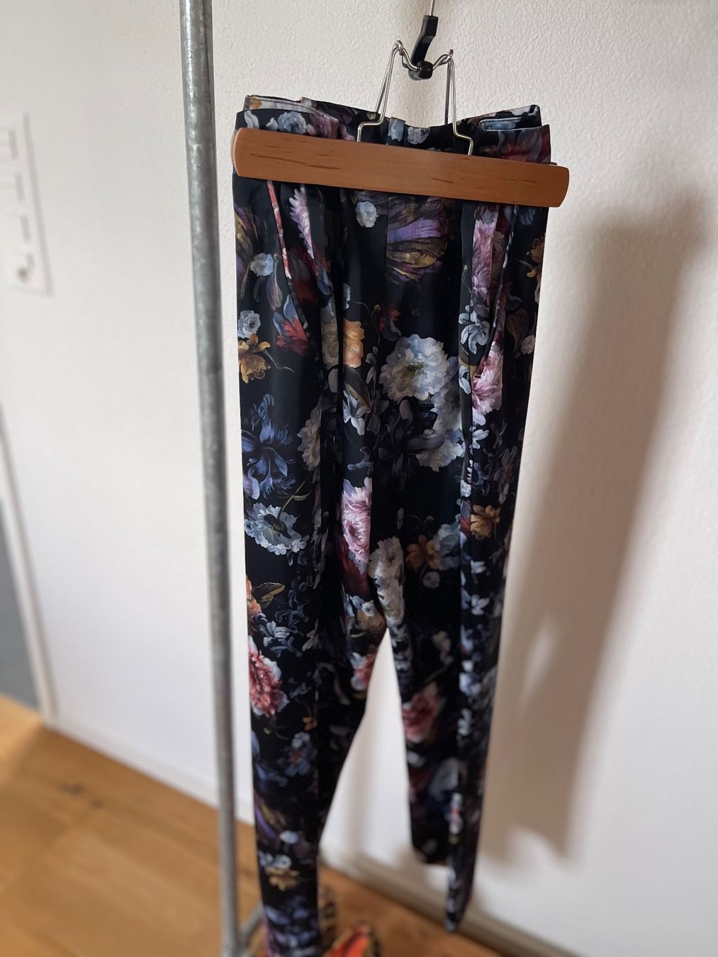 H&M Pantaloni: Herbstliche Stoffhose mit Blumenmuster – Usato da Ettingen venduto da cla_526w 1