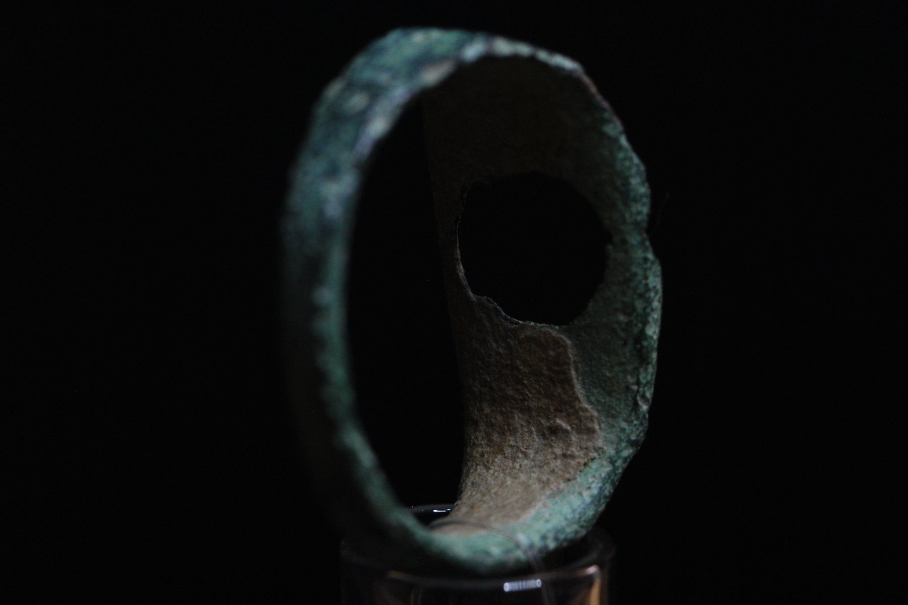 Anelli: Antiker römischer Bronze-Fingerring mit Steinfassung – Usato da Winterthur venduto da MountOlympus 8