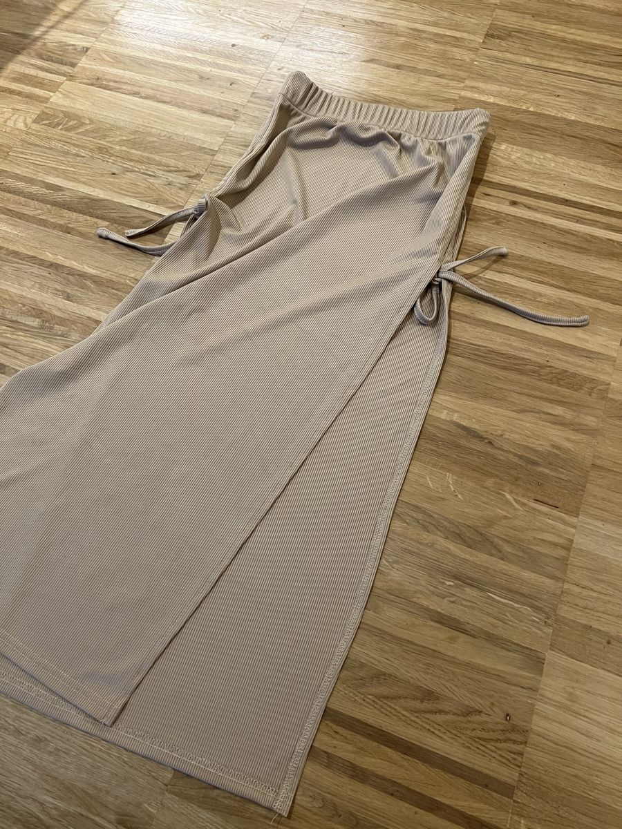 Shein Gonne: Beige slit skirt – Nuovo (secondo la descrizione) da Adliswil venduto da avatar83 1
