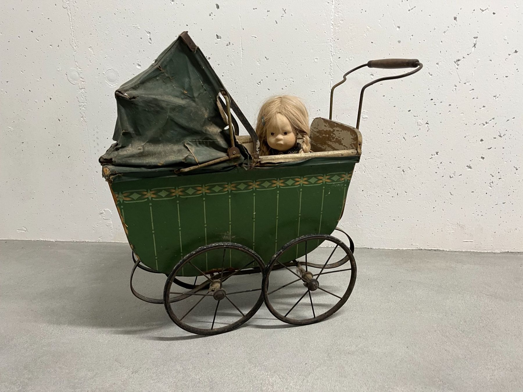 Puppenwagen: Antiker Puppenwagen – Gebraucht aus Muri AG von casually
