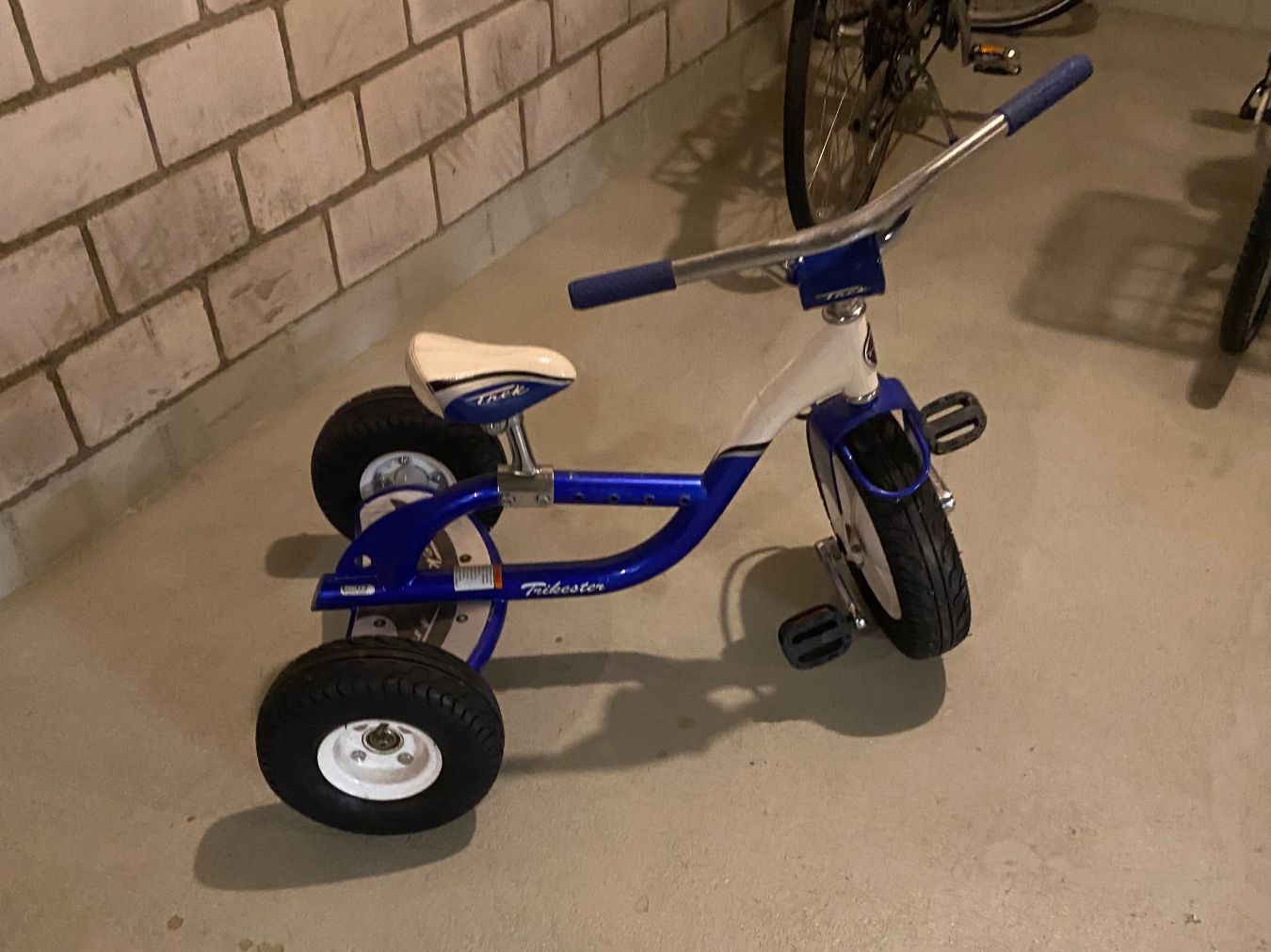 Fahrzeuge für Kinder: Dreirad mit Standplatte – Gebraucht aus Berikon von Zamyra 2