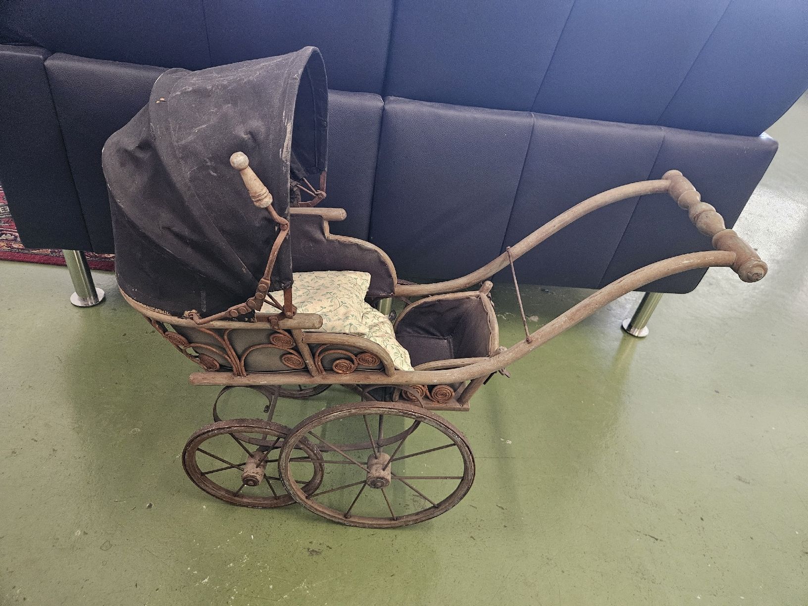 Carrozzine per bambole: Antiker Puppenwagen  – Usato da Pratteln venduto da Cartonsducoeur_bl