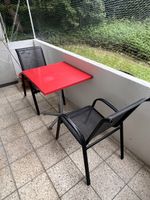 Gartentisch und zwei Stühle