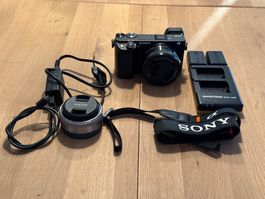 Sony Alpha A6300 + 16-50mm OSS | 2 Akkus | Dual-Ladegerät