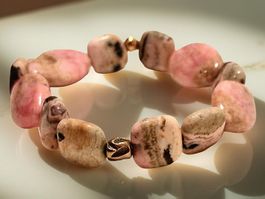 Wunderschönes Rhodochrosit-Armband mit Bronze-Element. 17cm.