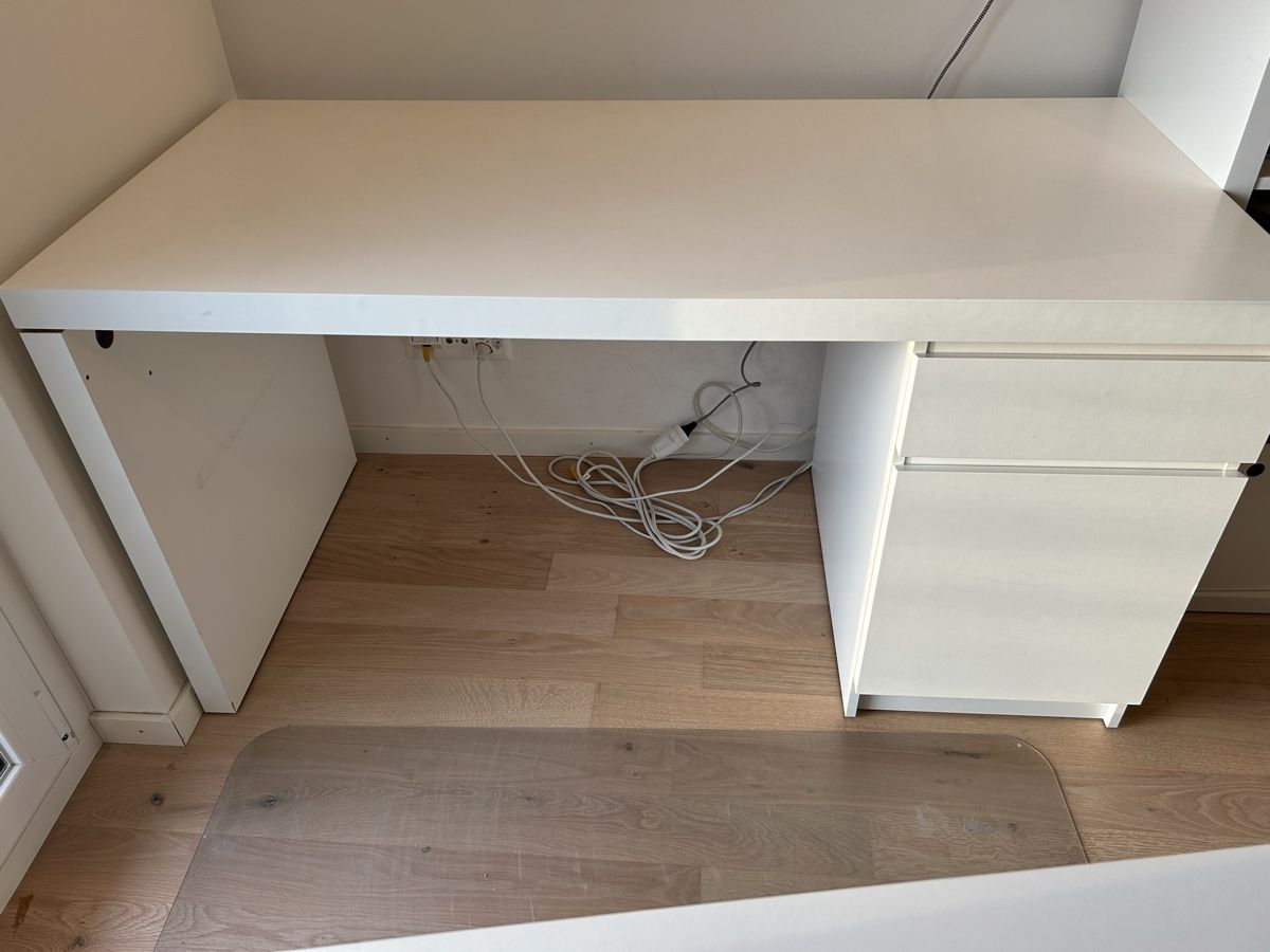 Ikea Schreibtische: Schreibtisch - IKEA MALM – Gebraucht aus Zürich von fel_v9fm