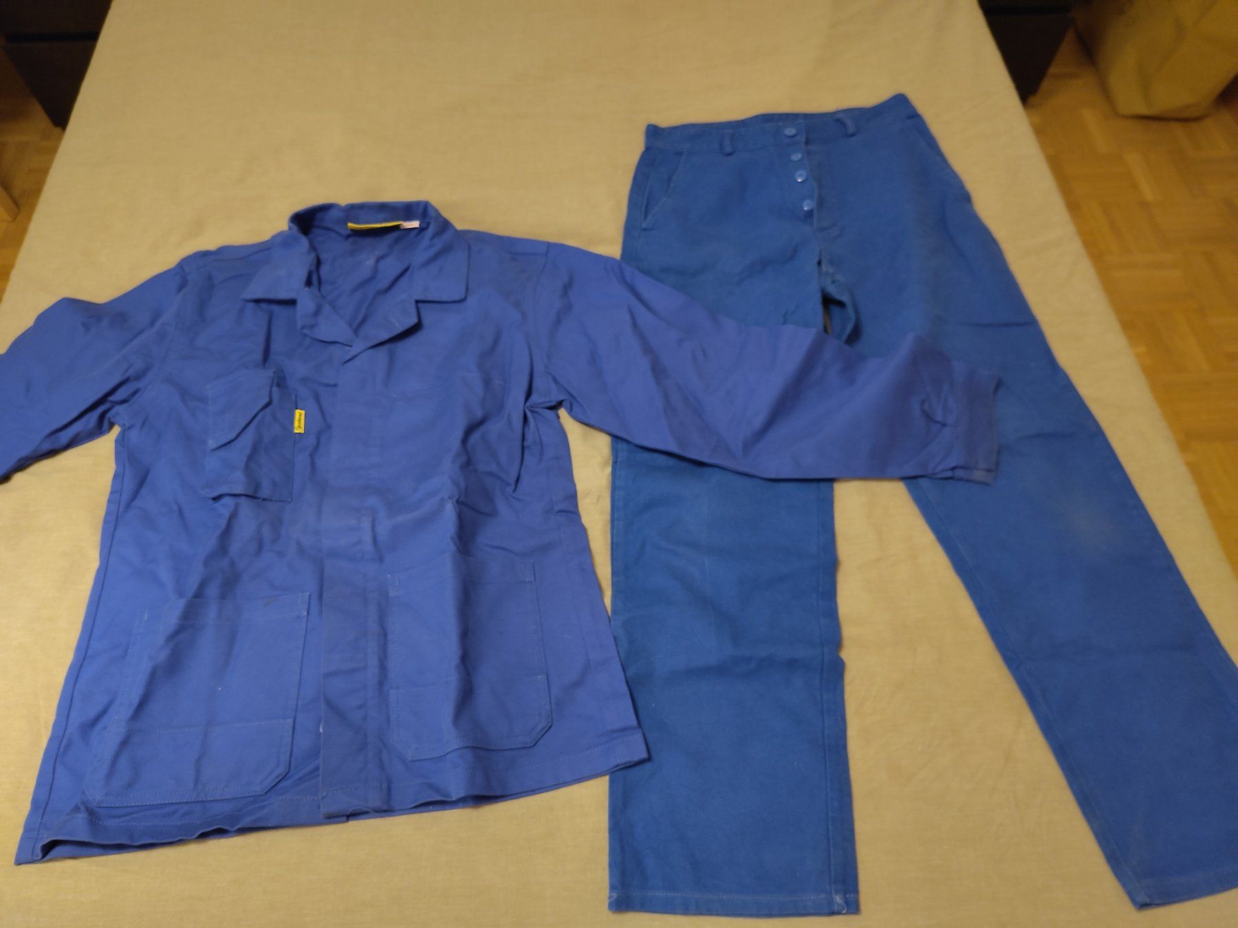 Lots de vêtements: Bleu de travail ensemble pantalon et veste – D'occasion à Biel/Bienne par vin_mq5n