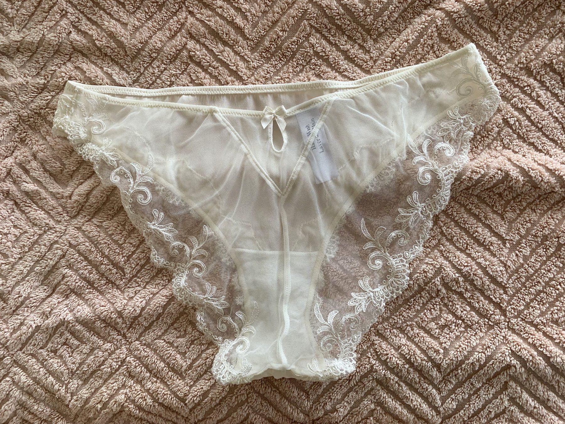 Lise Charmel Altra biancheria intima: LUXUS-BH-SET SEIDE/SPITZEN VON LISE CHARMEL – Nuovo e nell'imballaggio originale da Starrkirch-Wil venduto da Evelyne222 2