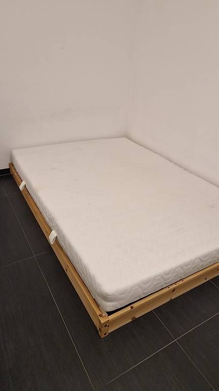 Betten: Bett mit Matratze 140x200 – Gebraucht aus St. Gallen von taina123
