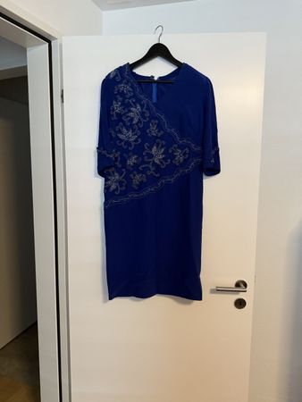 Elegantes blaues Kleid mit Spitze, ideal für den Frühling