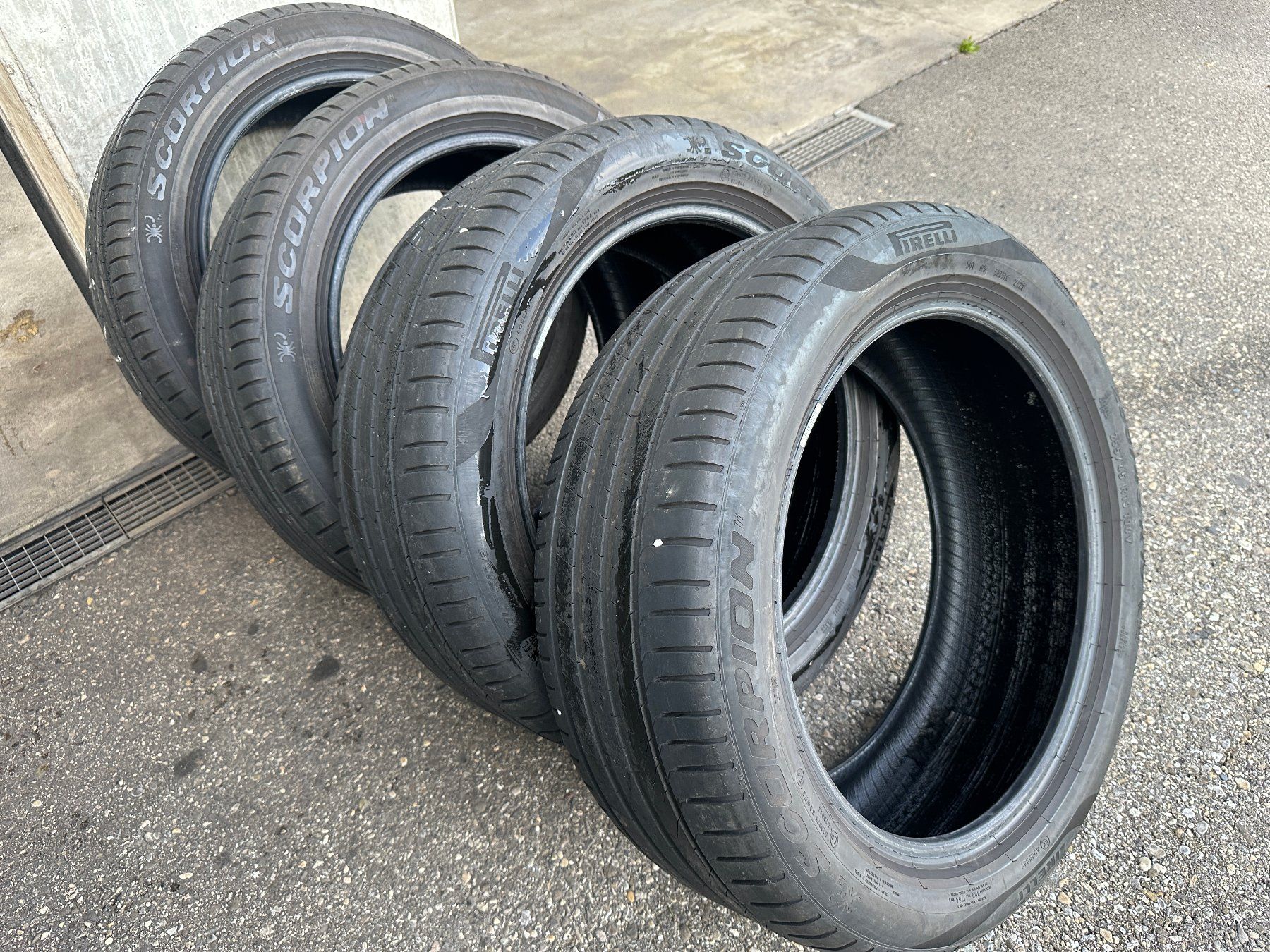 Pneus & Kompletträder: 4 Sommerreifen Pirelli scorpion 255/45 R19 100V Seal inside – Gebraucht aus Günsberg von fuerstvgb