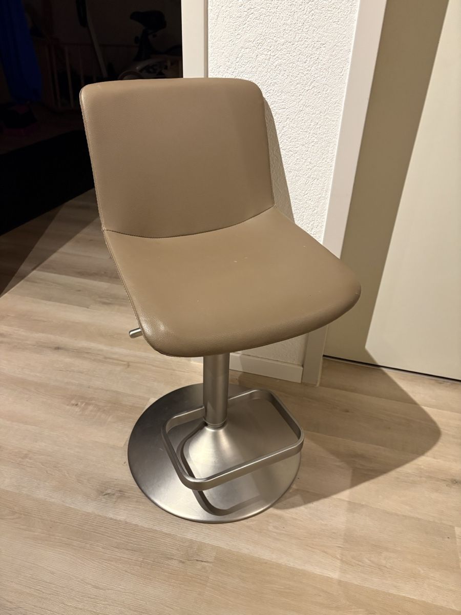 Hocker: Modern 2x Adjustable Bar Stools - Excellent Condition! – Gebraucht aus Liestal von perlacarrillo