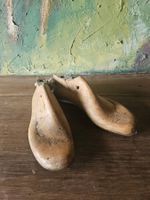 Anciens embauchoirs forme de chaussures en bois enfant