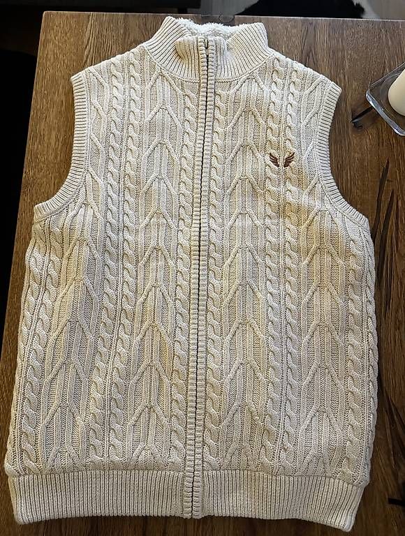 Gilets: Weste im Zopfmuster – Neuf avec emballage d'origine à Luzern par LilRaccoon 2