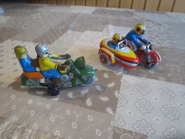 2 x Blechspielzeug - Motorrad - Seitenwagen